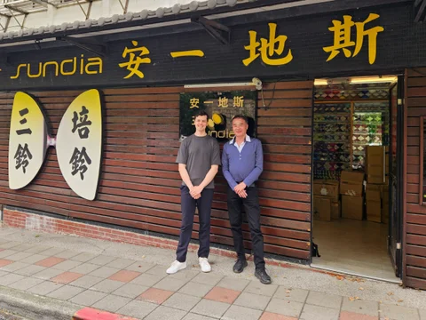 Guillaume Karpowicz und der Leiter von Sundia vor dem Sundia-Diabolo-Laden in Taiwan